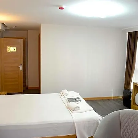 Waves Hotel *